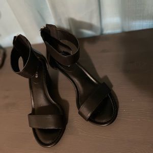 Double strapped mini wedge